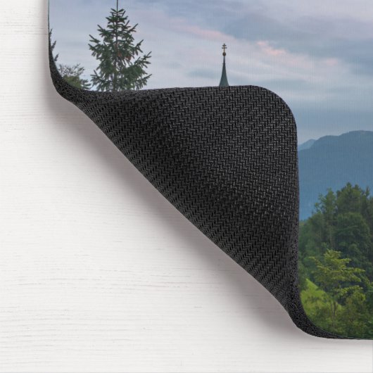 Kirche mit den Alpen Berge bei Sonnenuntergang Mousepad (Ecke)