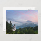 Kirche mit den Alpen Berge bei Sonnenuntergang Postkarte (Vorne/Hinten)