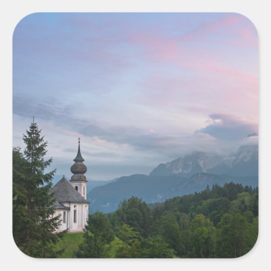 Kirche mit den Alpen Berge bei Sonnenuntergang Quadratischer Aufkleber (Vorderseite)