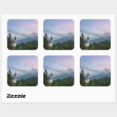 Kirche mit den Alpen Berge bei Sonnenuntergang Quadratischer Aufkleber (Blatt)