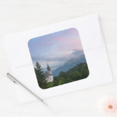 Kirche mit den Alpen Berge bei Sonnenuntergang Quadratischer Aufkleber (Umschlag)