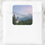 Kirche mit den Alpen Berge bei Sonnenuntergang Quadratischer Aufkleber (Tasche)