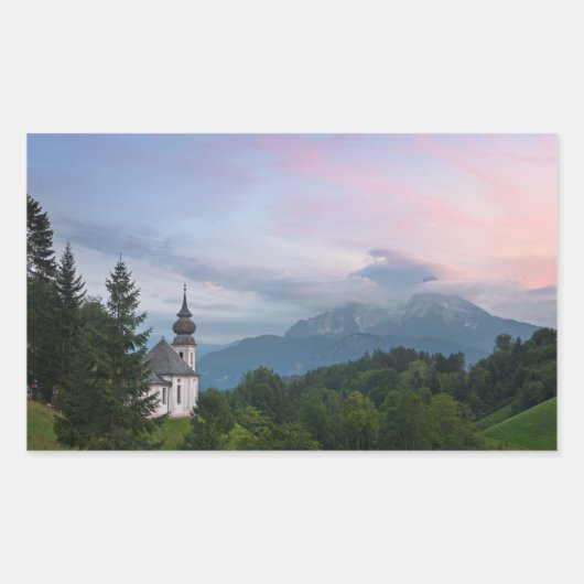 Kirche mit den Alpen Berge bei Sonnenuntergang Rechteckiger Aufkleber (Vorderseite)