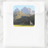 Kirche mit Dolomiten-Aufkleber Quadratischer Aufkleber (Tasche)