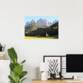 Kirche mit Dolomiten Berghang Poster (Heimbüro)