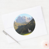 Kirche mit Dolomiten-Hintergrund Runder Aufkleber (Umschlag)