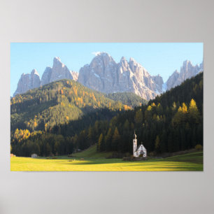 Kirche mit Dolomitgebirgshintergrund Poster