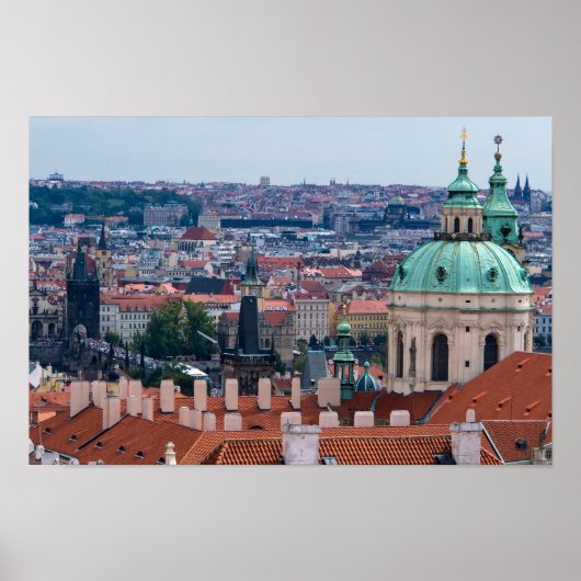 Kirche St. Nicolas und Dächer von Prag Poster (Vorne)