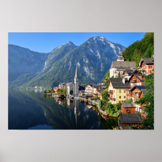 Kirche und Dorf Hallstatt, Österreich mit Alpen Poster (Vorne)