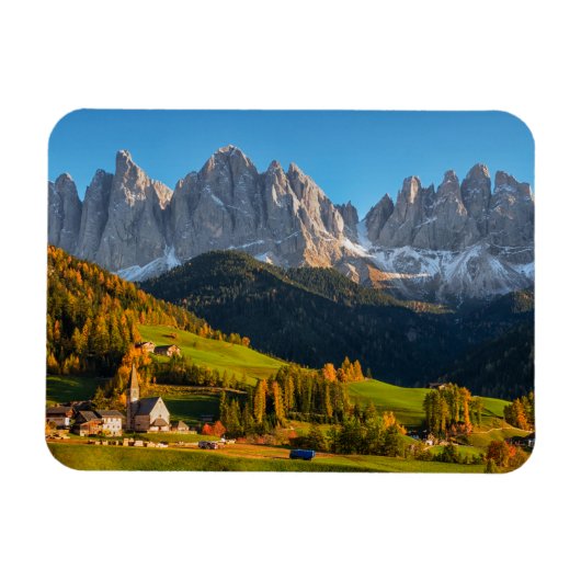 Kirche und Dorf mit Berglandschaft Magnet (Horizontal)