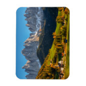 Kirche und Dorf mit Berglandschaft Magnet (Vertikal)