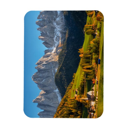Kirche und Dorf mit Berglandschaft Magnet (Vertikal)