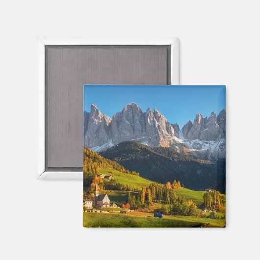 Kirche und Dorf mit Berglandschaft Magnet (Vorderseite/Rückseite)