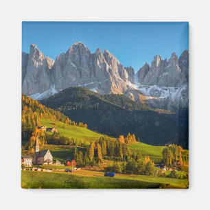 Kirche und Dorf mit Berglandschaft Magnet