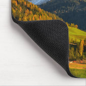 Kirche und Dorf mit Berglandschaft Mousepad (Ecke)