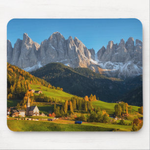 Kirche und Dorf mit Berglandschaft Mousepad