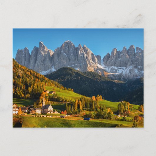 Kirche und Dorf mit Berglandschaft Postca Postkarte (Vorderseite)