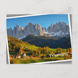 Kirche und Dorf mit Berglandschaft Postca Postkarte