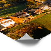 Kirche und Dorf mit Berglandschaft Poster (Ecke)