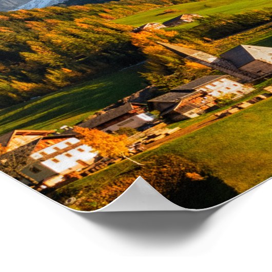 Kirche und Dorf mit Berglandschaft Poster (Ecke)