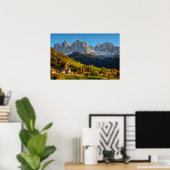 Kirche und Dorf mit Berglandschaft Poster (Heimbüro)