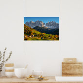 Kirche und Dorf mit Berglandschaft Poster (Küche)