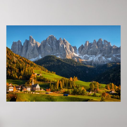 Kirche und Dorf mit Berglandschaft Poster (Vorne)
