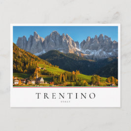 Kirche und Dorf mit Berglandschaft Postkarte