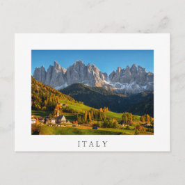 Kirche und Dorf mit Berglandschaft Postkarte