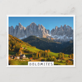 Kirche und Dorf mit Berglandschaft Postkarte