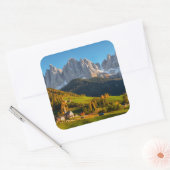 Kirche und Dorf mit Berglandschaft Quadratischer Aufkleber (Umschlag)