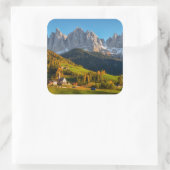 Kirche und Dorf mit Berglandschaft Quadratischer Aufkleber (Tasche)