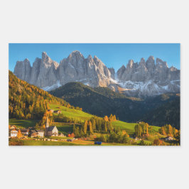 Kirche und Dorf mit Berglandschaft Rechteckiger Aufkleber