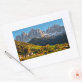 Kirche und Dorf mit Berglandschaft Rechteckiger Aufkleber (Umschlag)