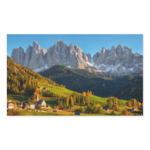 Kirche und Dorf mit Berglandschaft