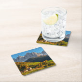Kirche und Dorf mit Berglandschaft Rechteckiger Pappuntersetzer (Vor Ort)