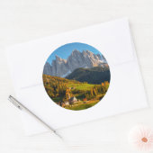 Kirche und Dorf mit Berglandschaft Runder Aufkleber (Umschlag)