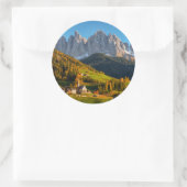 Kirche und Dorf mit Berglandschaft Runder Aufkleber (Tasche)