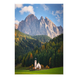 Kirche vor den Dolomiten in Italien Fotodruck