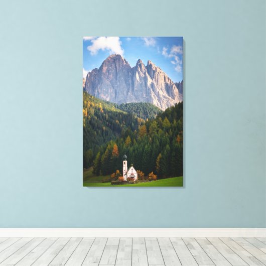 Kirche vor den Dolomiten in Italien Leinwanddruck (Insitu (Holzboden))
