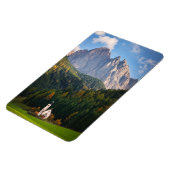 Kirche vor den Dolomiten in Italien Magnet (Linke Seite)