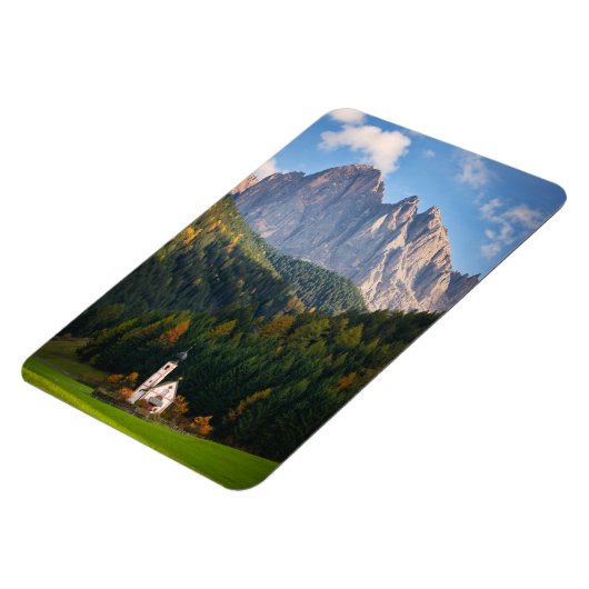Kirche vor den Dolomiten in Italien Magnet (Linke Seite)