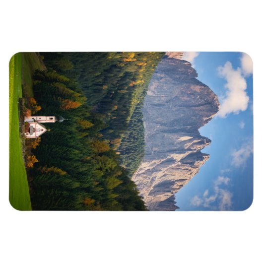 Kirche vor den Dolomiten in Italien Magnet (Horizontal)