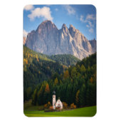 Kirche vor den Dolomiten in Italien Magnet (Vertikal)