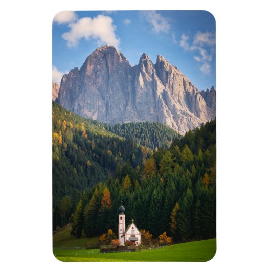 Kirche vor den Dolomiten in Italien Magnet (Vertikal)