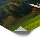 Kirche vor den Dolomiten in Italien Poster (Ecke)