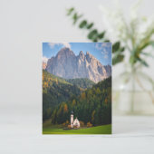 Kirche vor den Dolomiten in Italien Postkarte (Stehend Vorderseite)