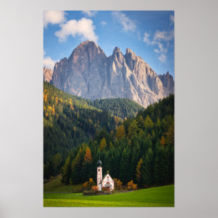 Kirche vor den Dolomitenbergen in Italien Poster