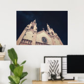 Kirchenarchitektur vor dunklem Hintergrund Poster (Heimbüro)