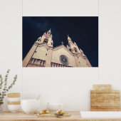 Kirchenarchitektur vor dunklem Hintergrund Poster (Küche)